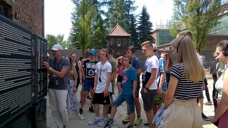 Devítka za hranicí