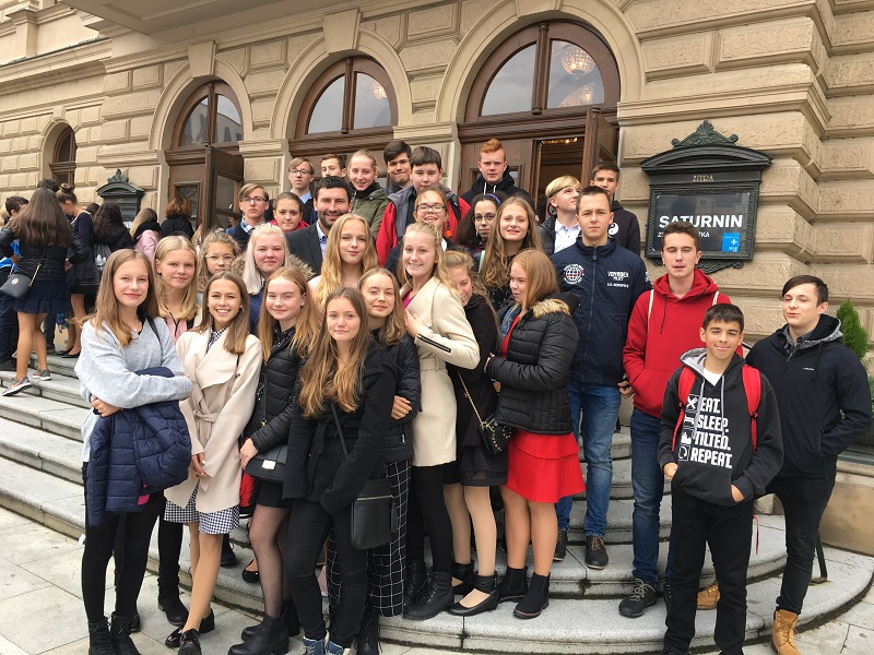 Devátá třída v divadle – Jirotkův Saturnin