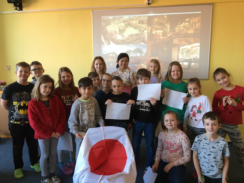 Ve středu Japonka...