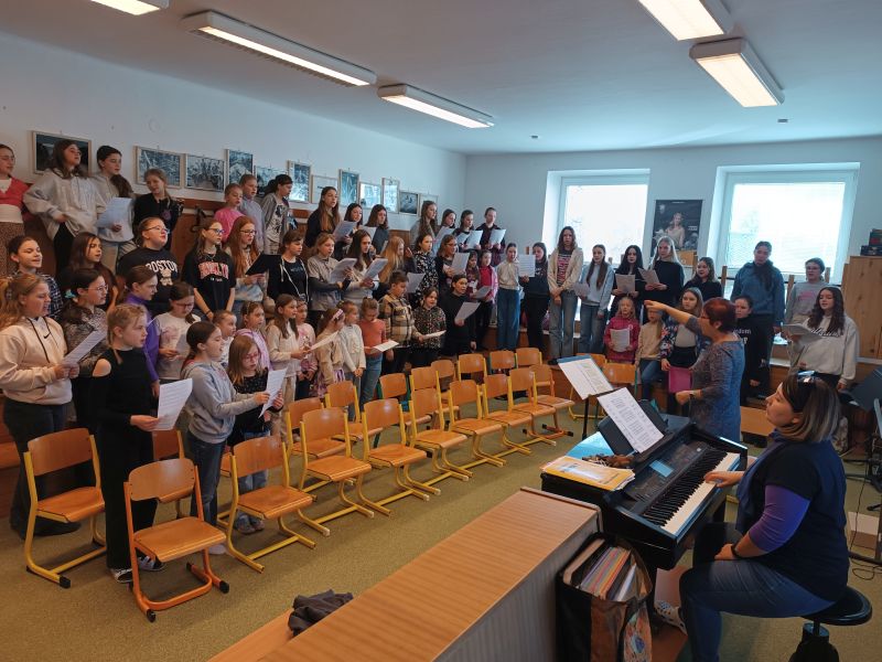 Děti z pěveckého sboru se připravují na koncert s Naomi Faran