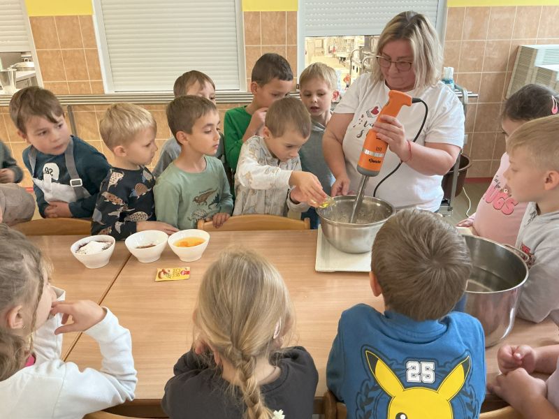 Nahlédli jsme pod pokličku školní kuchyně